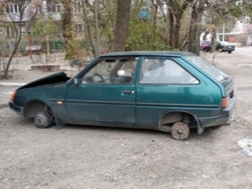 В Мелитополе неизвестные сняли колеса с припаркованной «Таврии»