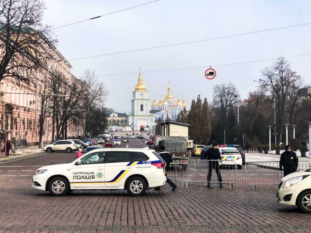В Киеве начали монтировать новогодний городок: движение авто в центре перекрыли (ФОТО)