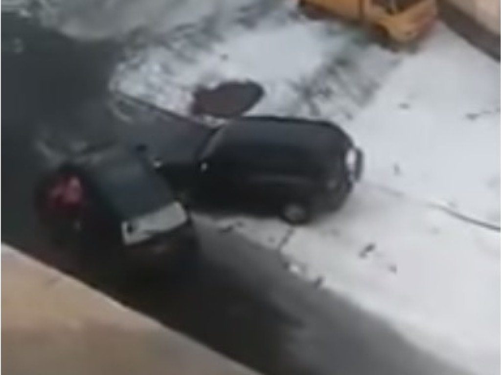 «Дуэль куриц на машинах»: в Киеве девушки за рулем авто поссорились на дороге (ВИДЕО)
