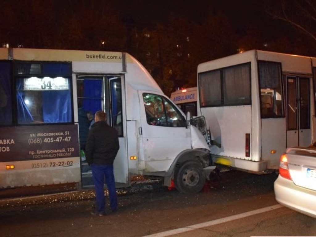 В центре Николаева столкнулись две маршрутки: пострадали четыре пассажира (ФОТО, ВИДЕО)