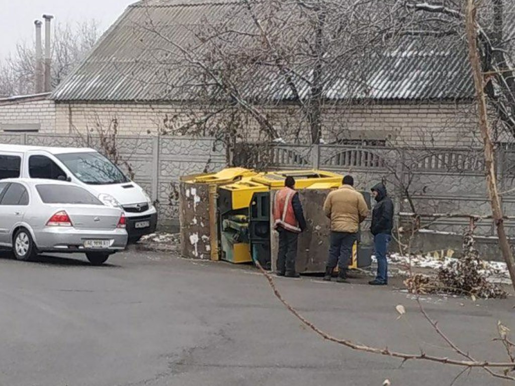 Днепровские коммунальщики плохо закрепили каток и «потеряли» его посреди дороги