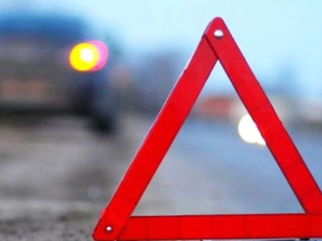 В Запорожье столкнулись легковушка BMW и микроавтобус Nissan: у пострадавших сильные травмы (ФОТО)