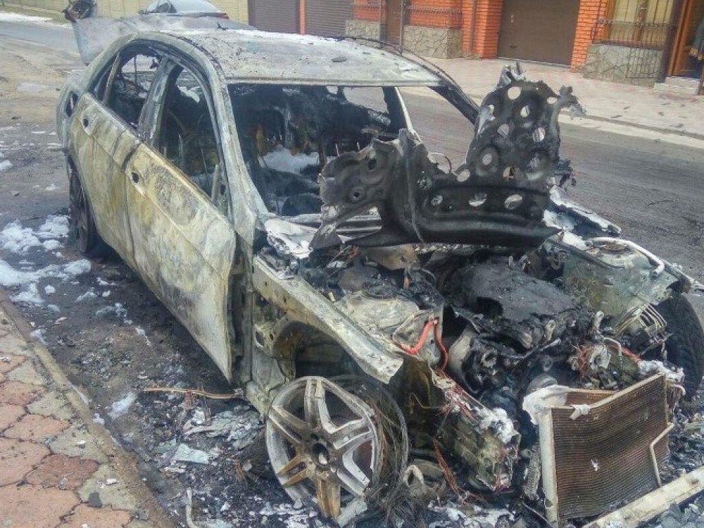 «Это от зависти!»: В Николаеве облили бензином и сожгли Mercedes (ФОТО)