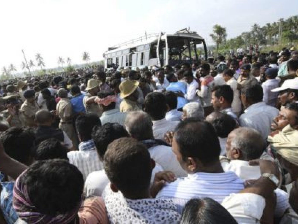 В Индии автобус с детьми упал в канал: 25 погибших