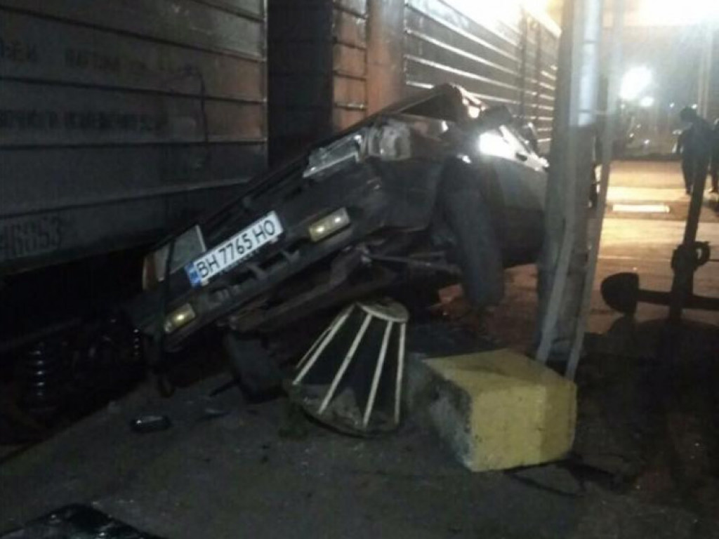 Экспедитор на легковушке врезался в грузовой поезд в порту Черноморска