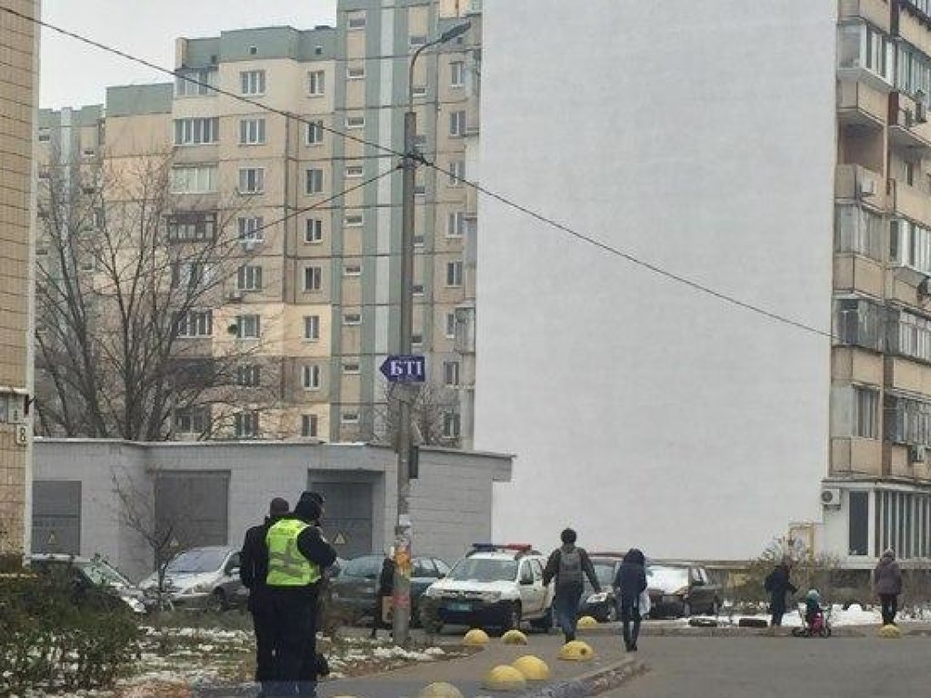 В Дарницком районе Киева из окна 9 этажа выбросилась 64-летняя женщина (ФОТО)