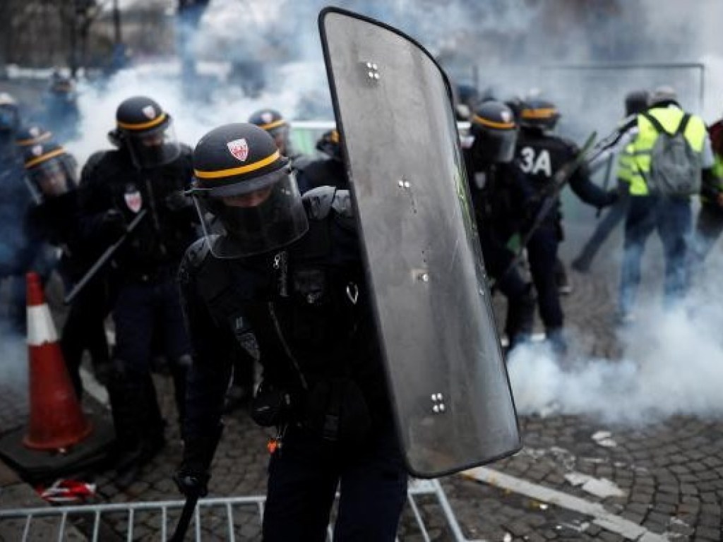 Парижане потребовали отставки Макрона: полиция применила водометы и слезоточивый газ (ФОТО, ВИДЕО)