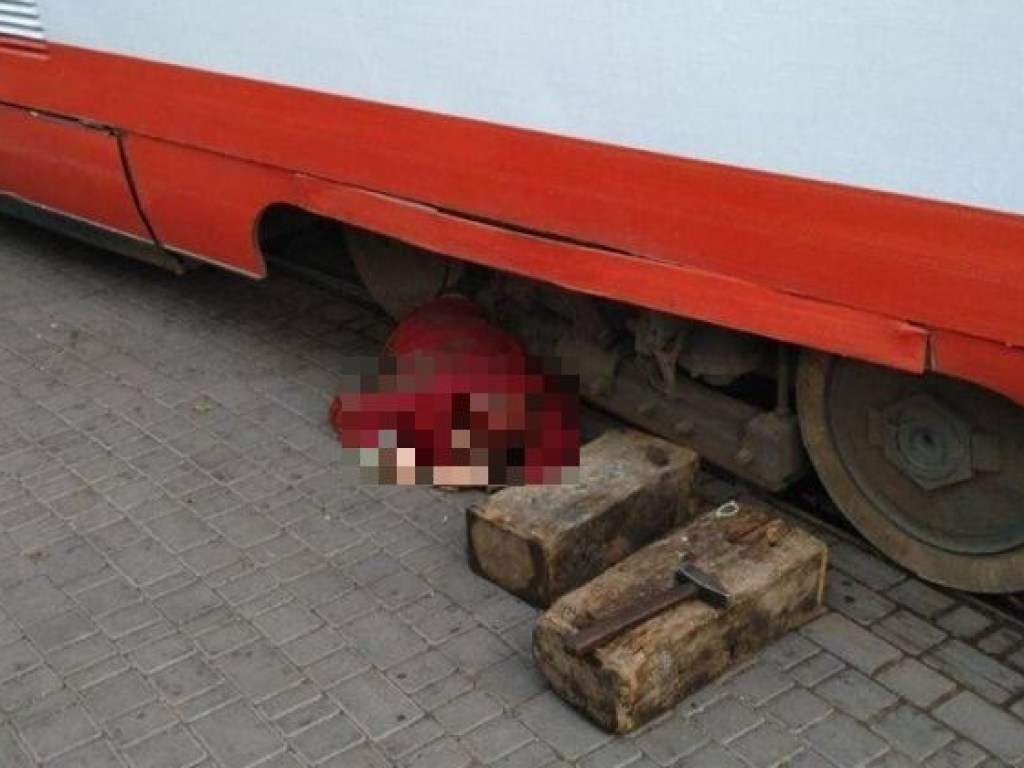 Скончалась на месте: в Одессе трамвай переехал пенсионерку