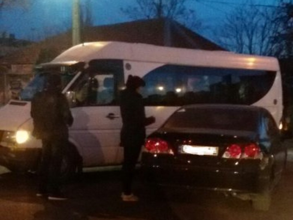Водитель спешил: в Николаеве столкнулись Mitsubishi и микроавтобус Mercedes (ФОТО)