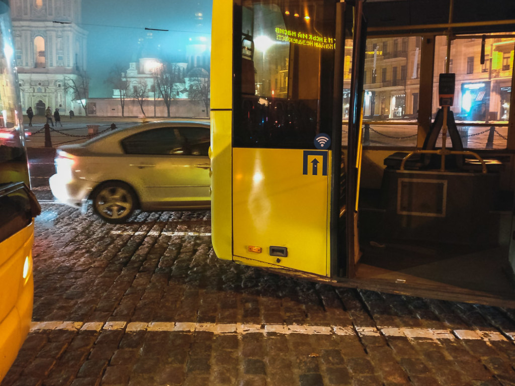 На Софийской площади в Киеве мужчину зажало между троллейбусом и иномаркой (ФОТО)