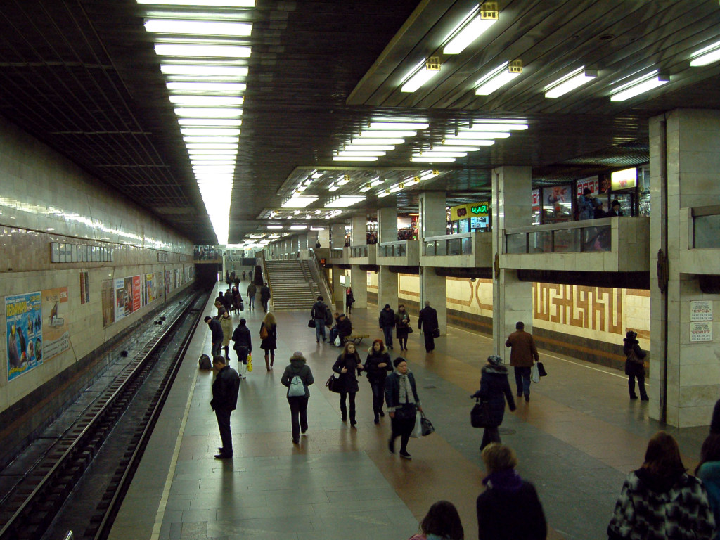 Упали на спину и дергались: На станции метро «Позняки» заметили троих пассажиров-«жуков» (ВИДЕО)