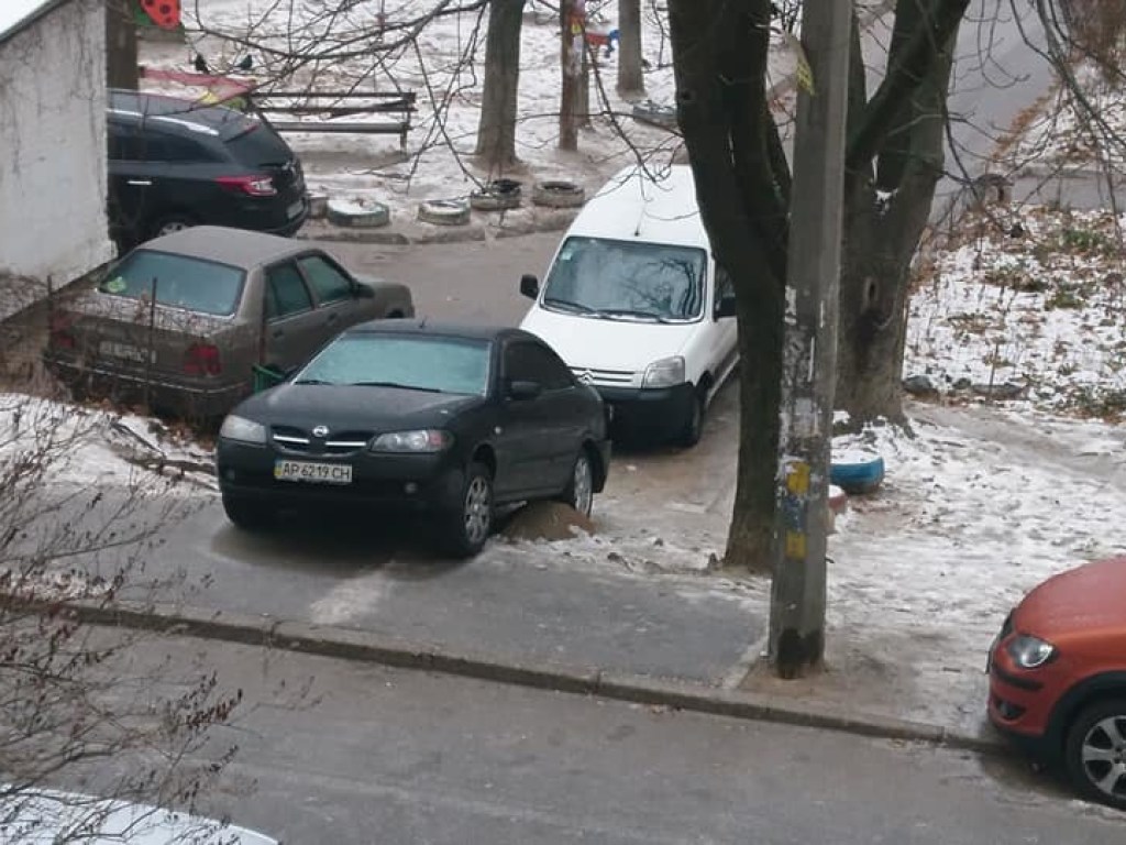 Герой парковки или пострадавший: На столичной Соломенке авто припарковали на лестнице (ФОТО)