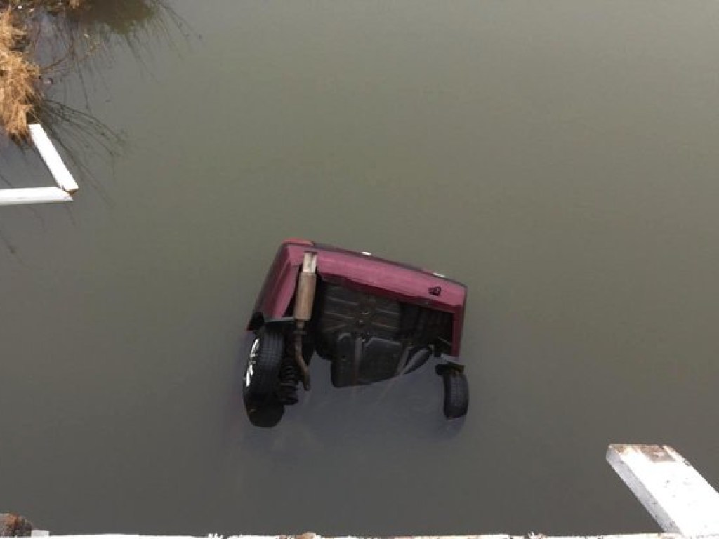 В Ровенской области автомобиль слетел с моста в водоем, погибли два человека (ФОТО)