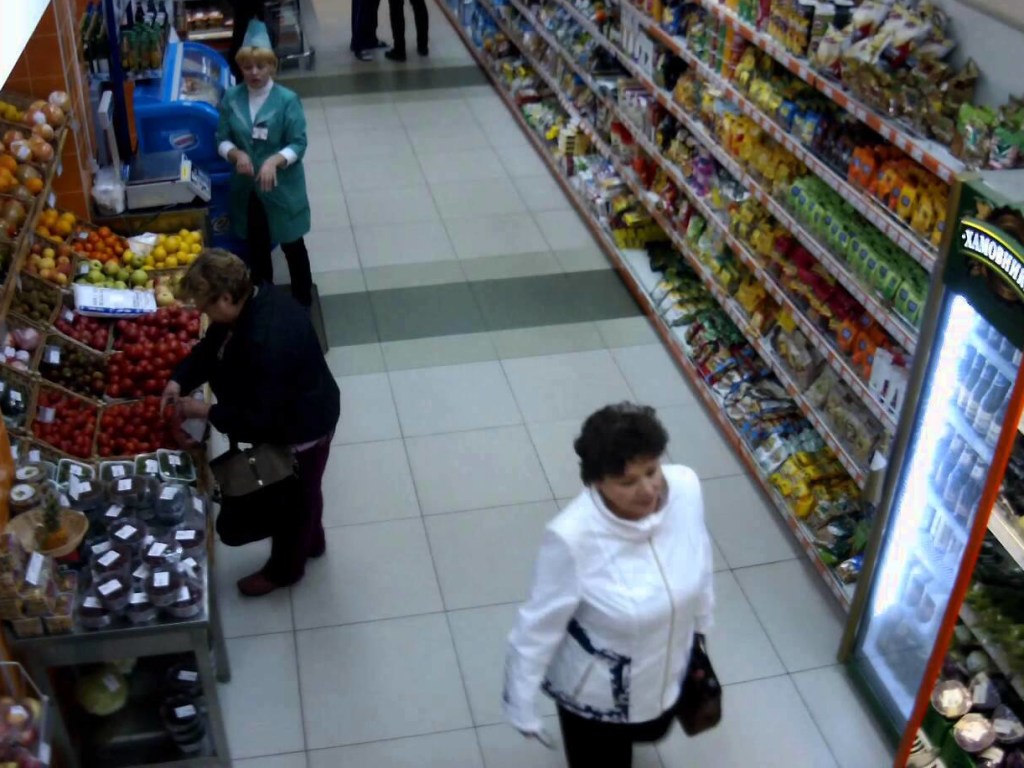 Посетители столичного супермаркета устроили драку с охраной (ВИДЕО)