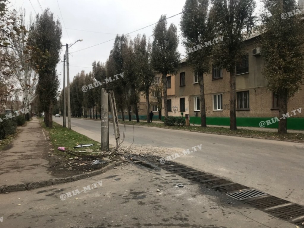 В Мелитополе «Таврия» снесла электроопору, есть пострадавшие (ФОТО)