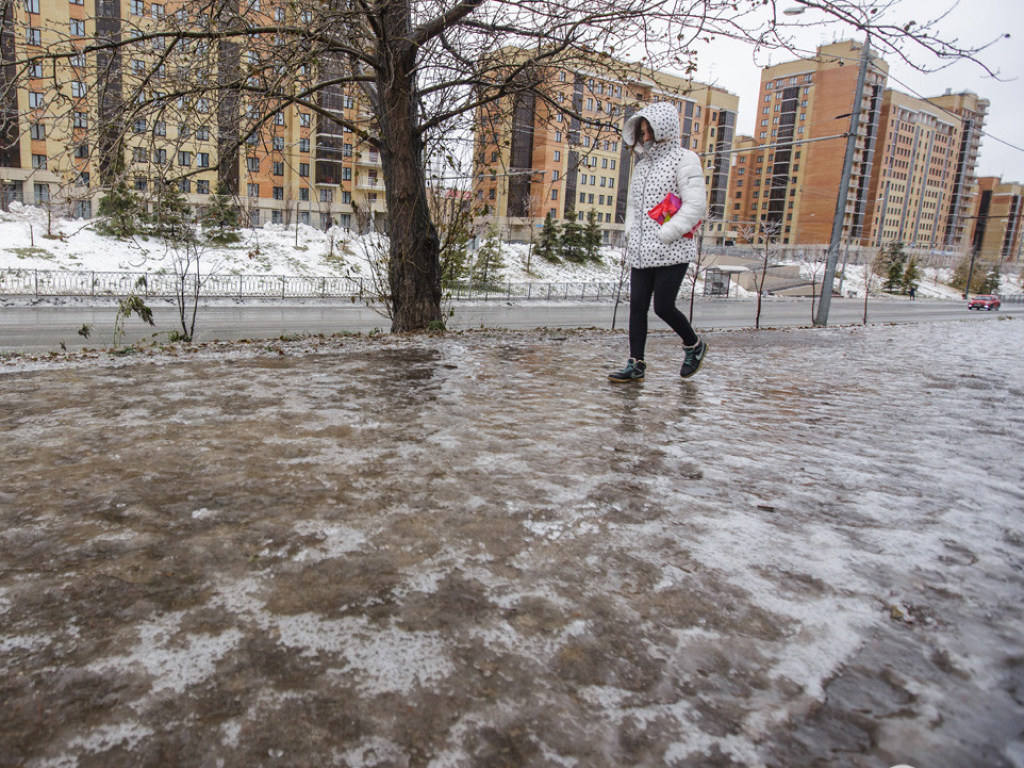 Синоптик: В понедельник Украину будет заносить снегом и заливать дождем
