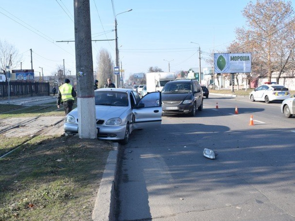 В Николаеве после столкновения с Chrysler Daewoo влетел в столб (ФОТО)