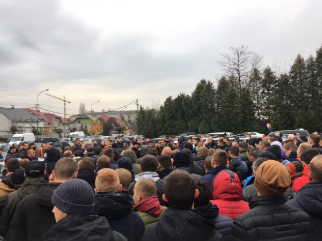 В центре Ужгорода собрались сотни «евробляхеров» (ФОТО, ВИДЕО)