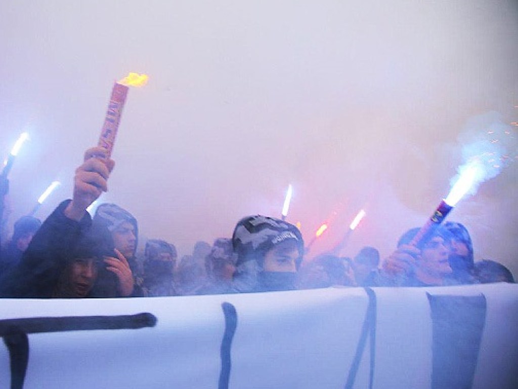 Под АПУ и Радой митингующие зажгли файеры (ФОТО, ВИДЕО)