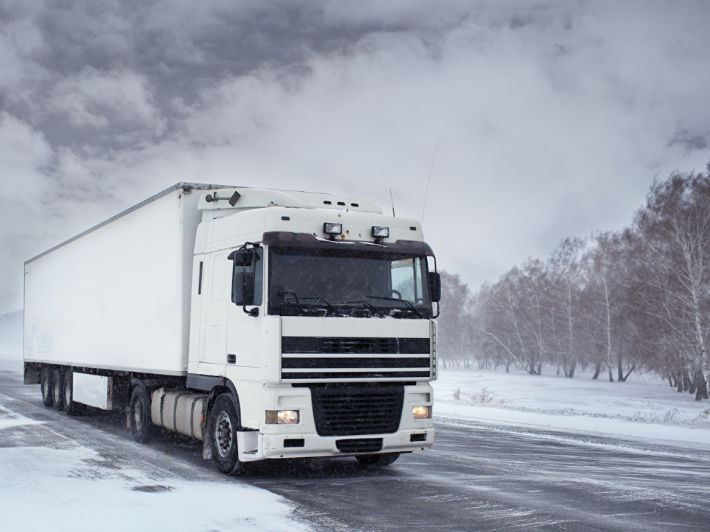 Снегопад на Киевщине: В столице и области ограничивают движение грузовиков