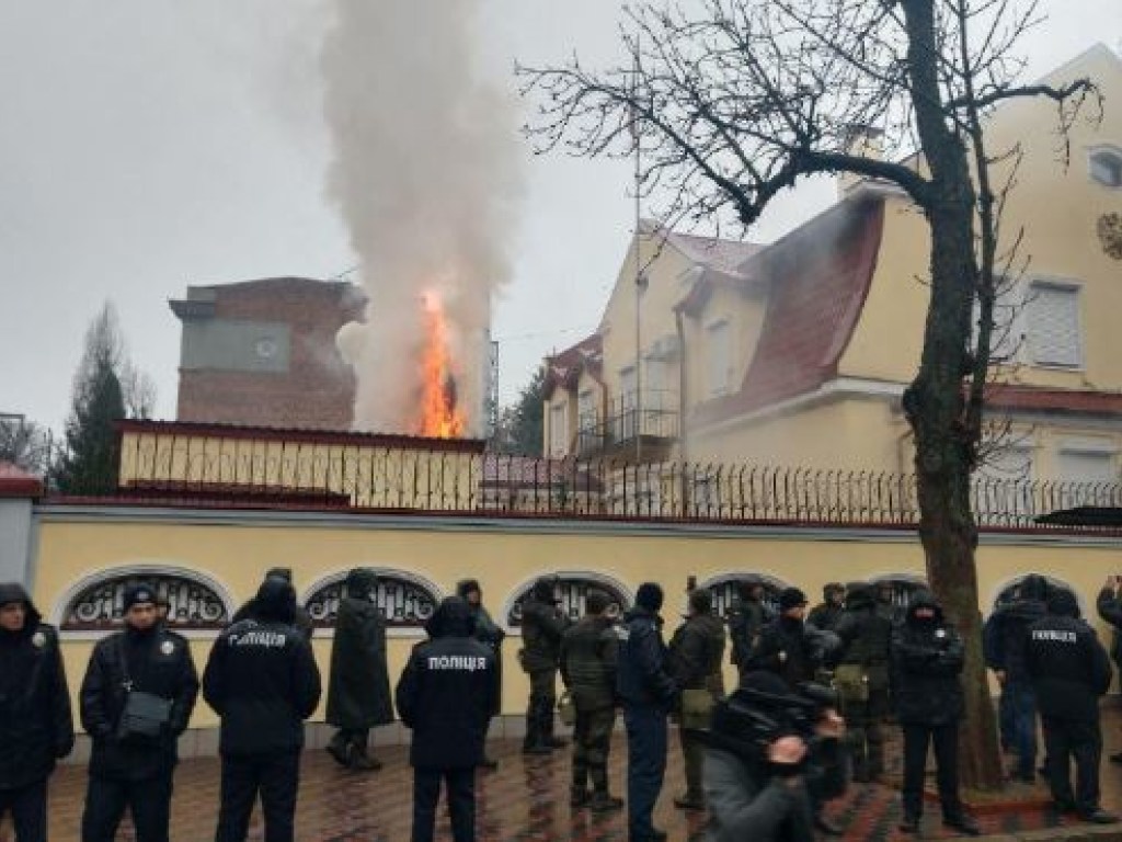 На территории консульства РФ в Харькове вспыхнул пожар (ФОТО)
