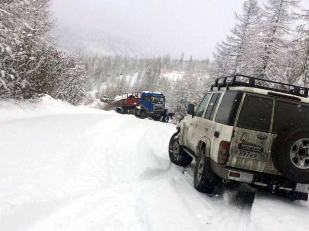 Снег заблокировал транспорт: в Полтавской области на несколько часов застряли на дорогах 57 человек