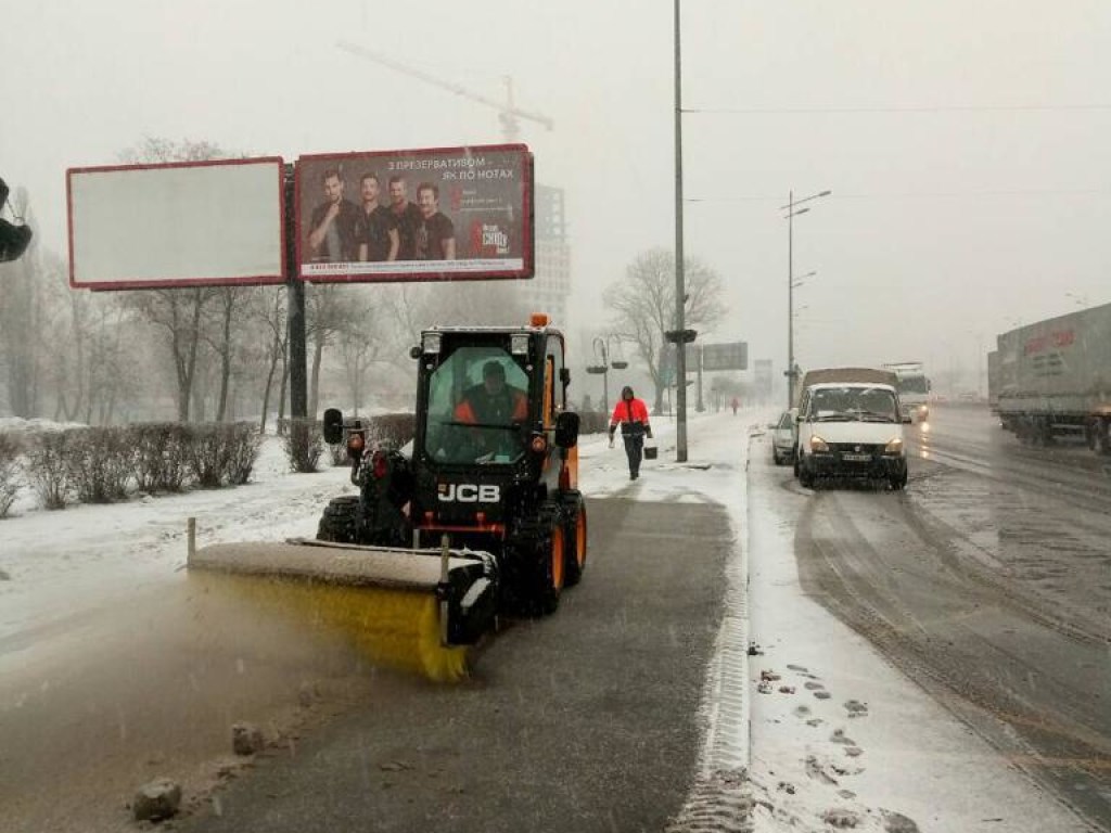 Ликвидировать последствия снегопада в столице будет 352 единицы снегоуборочной техники &#8212; КГГА