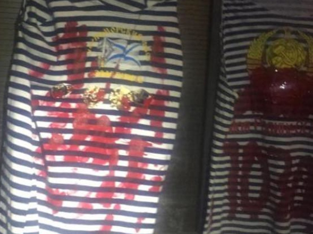 В Одессе под генконсульство России принесли тельняшки в крови (ФОТО)