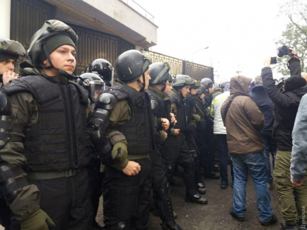 В Одессе брали штурмом Генконсульство РФ: митингующие взорвали петарды (ФОТО)