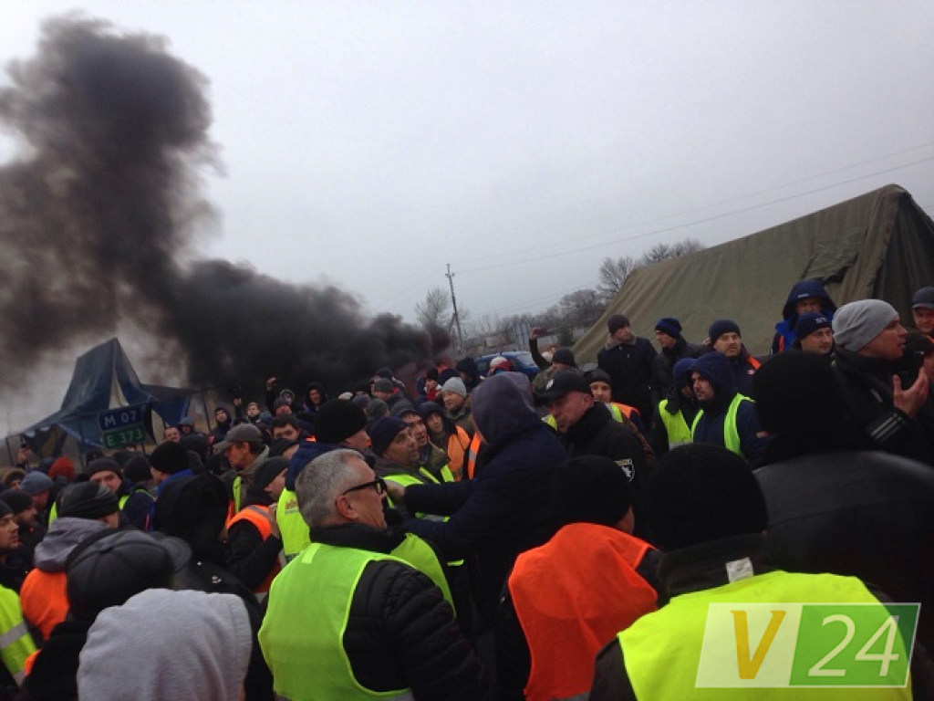 На Волыни протестующие евробляхеры устроили побоище с дальнобойщиками (ФОТО, ВИДЕО)