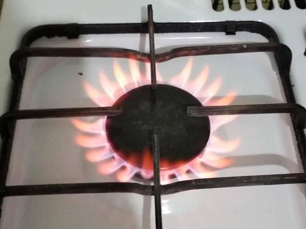 «За что мы платим?»: У запорожцев газ в квартирах горит оранжевым пламенем (ФОТО)