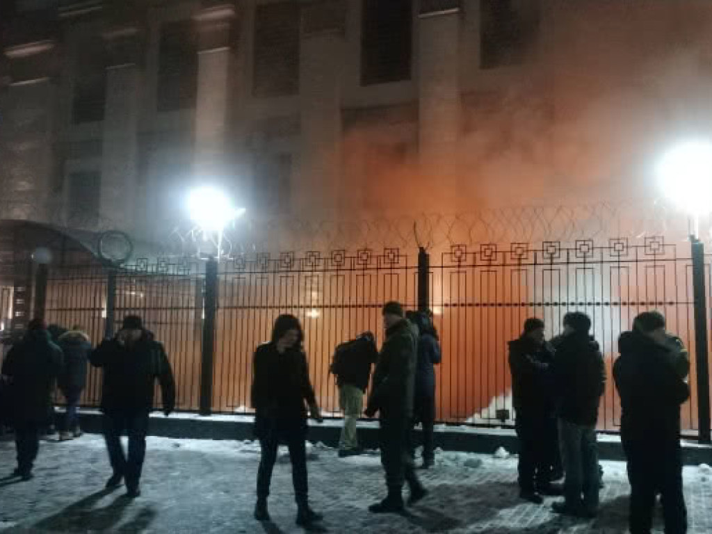 Посольство РФ в Киеве закидали файерами и дымовыми шашками (ВИДЕО)