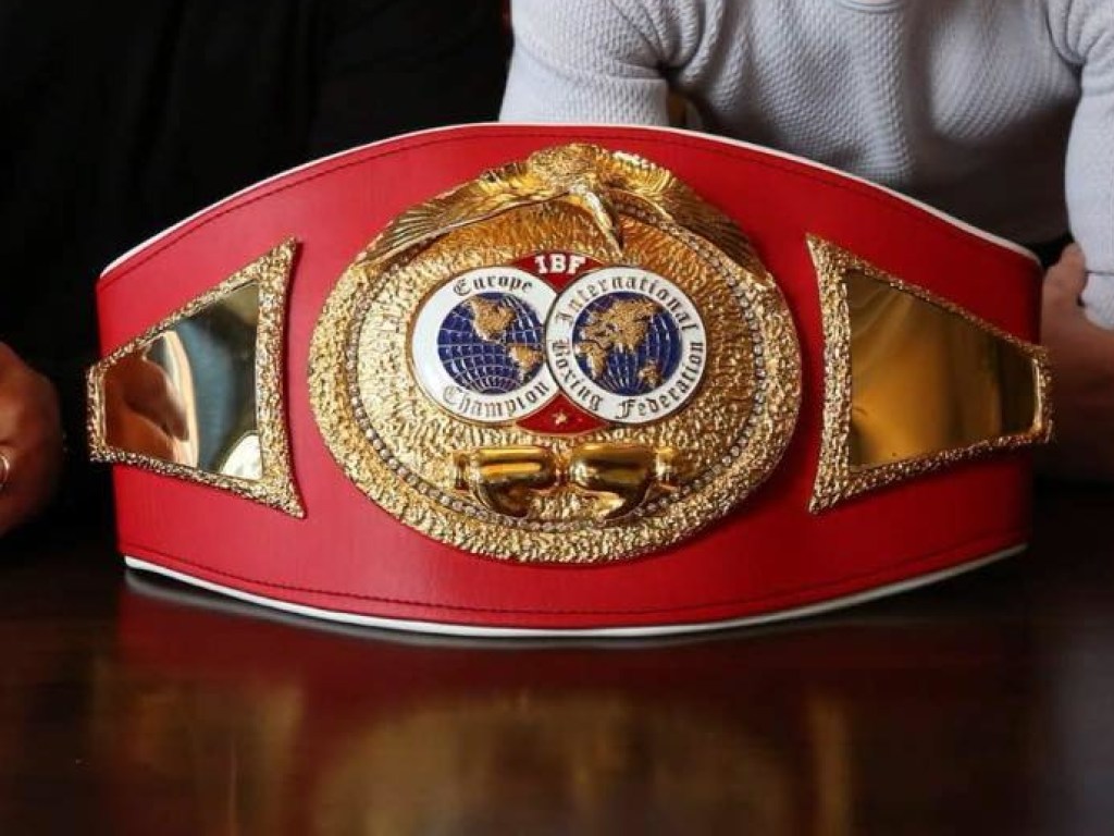 Нет денег на подарок сыну: Звездный боксер продает свой чемпионский пояс