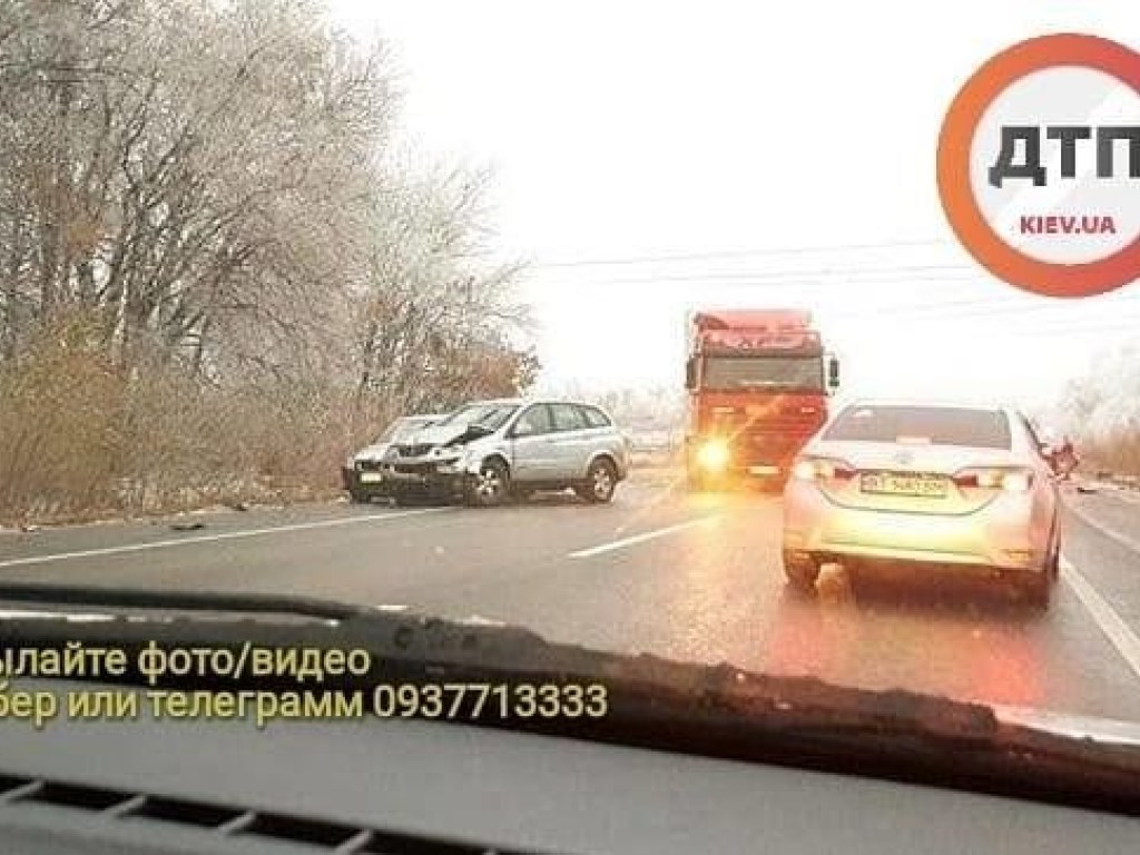 Снегопад и гололед на Киевщине: На Обуховской трассе масштабное ДТП, пострадали 5 авто (ФОТО)