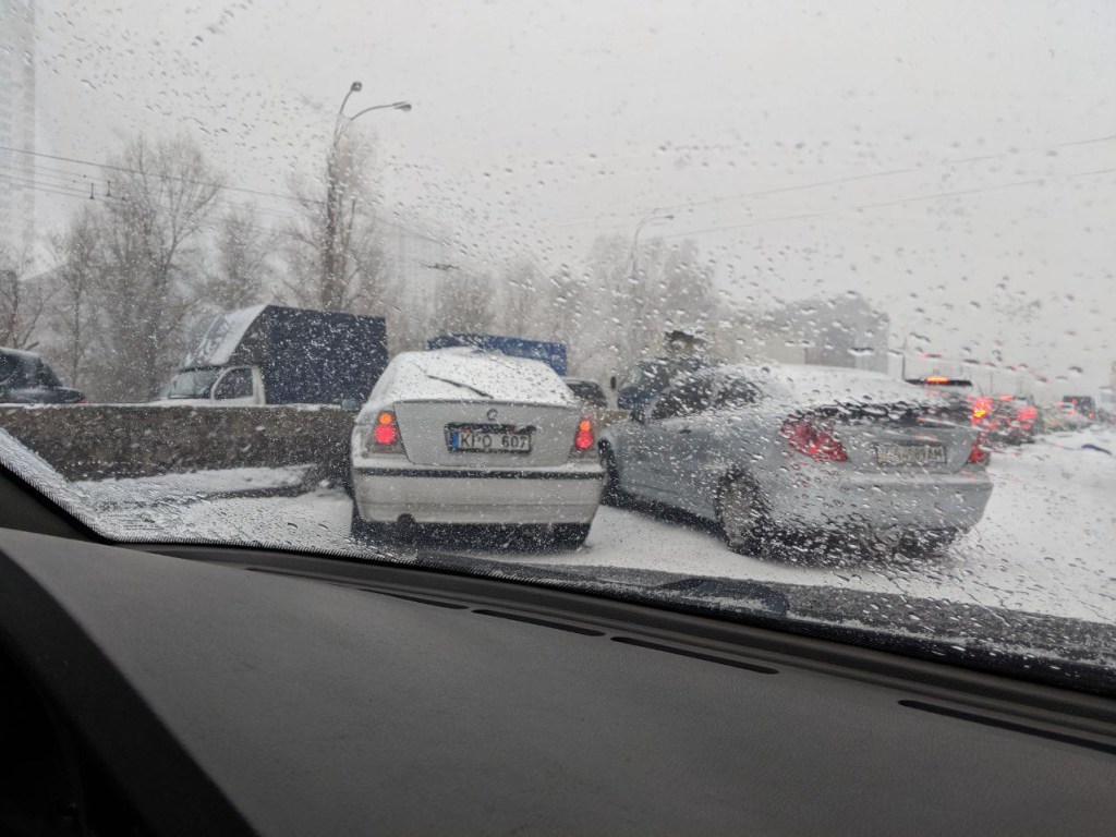 Гололед и снегопад в Киеве: С начала суток уже произошло 65 ДТП