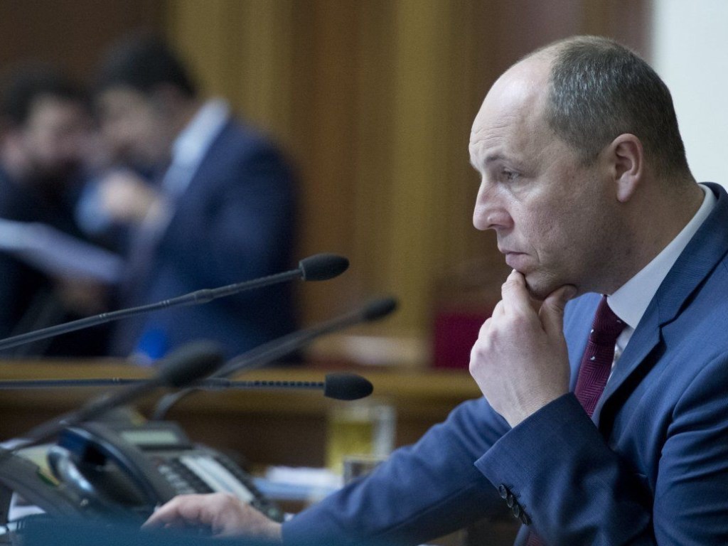 Рада рассмотрит вопрос о введении военного положения в Украине в 16:00 &#8212; Парубий