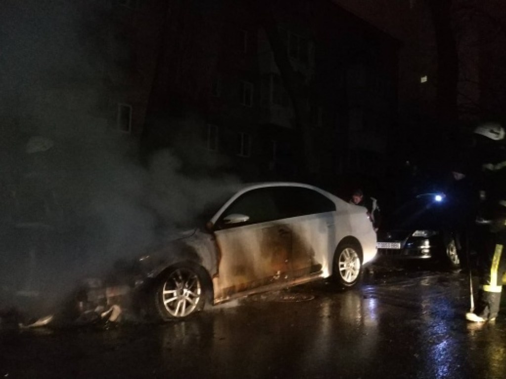 В Киеве возле посольства РФ сгорел автомобиль на дипломатических номерах (ФОТО, ВИДЕО)
