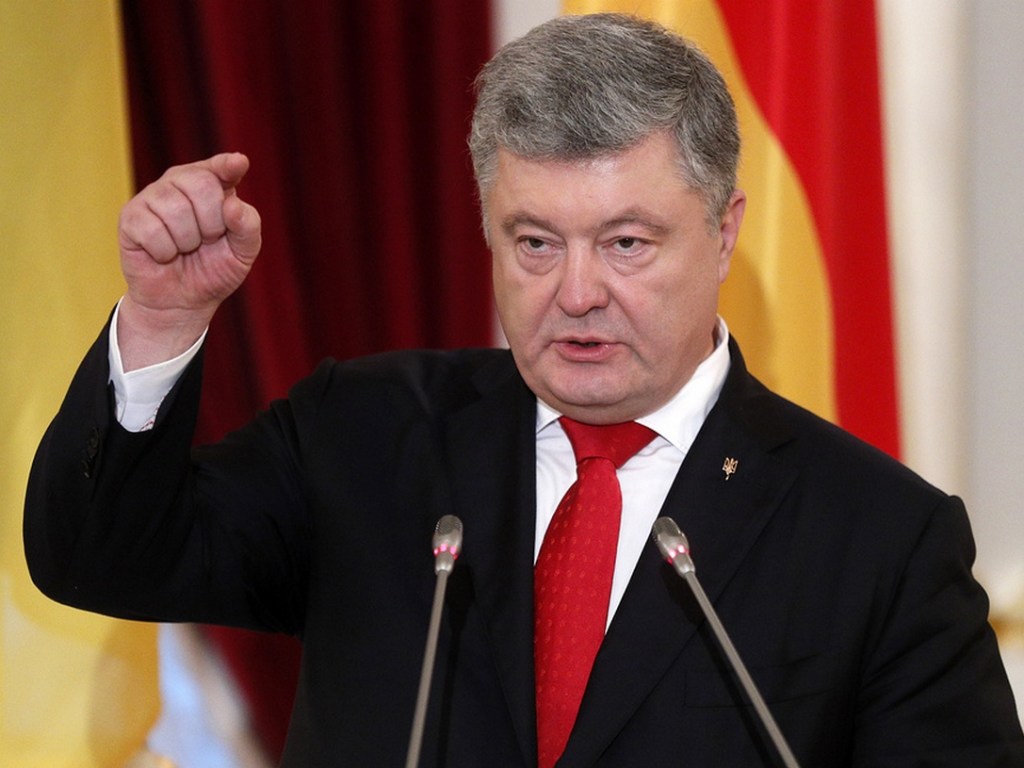 Порошенко поддержал введение военного положения в Украине