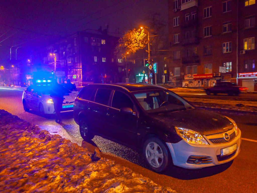 В Днепре обстреляли Opel, ранен мужчина (ФОТО)