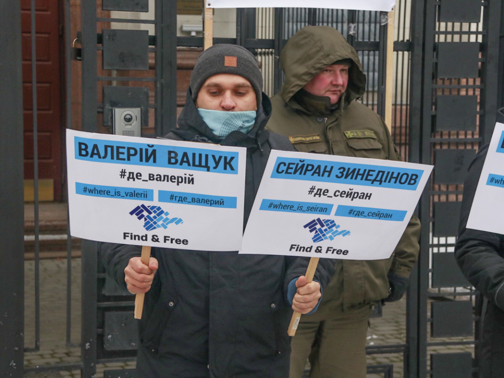 В Киеве активисты устроили пикет под российским посольством (ФОТО)