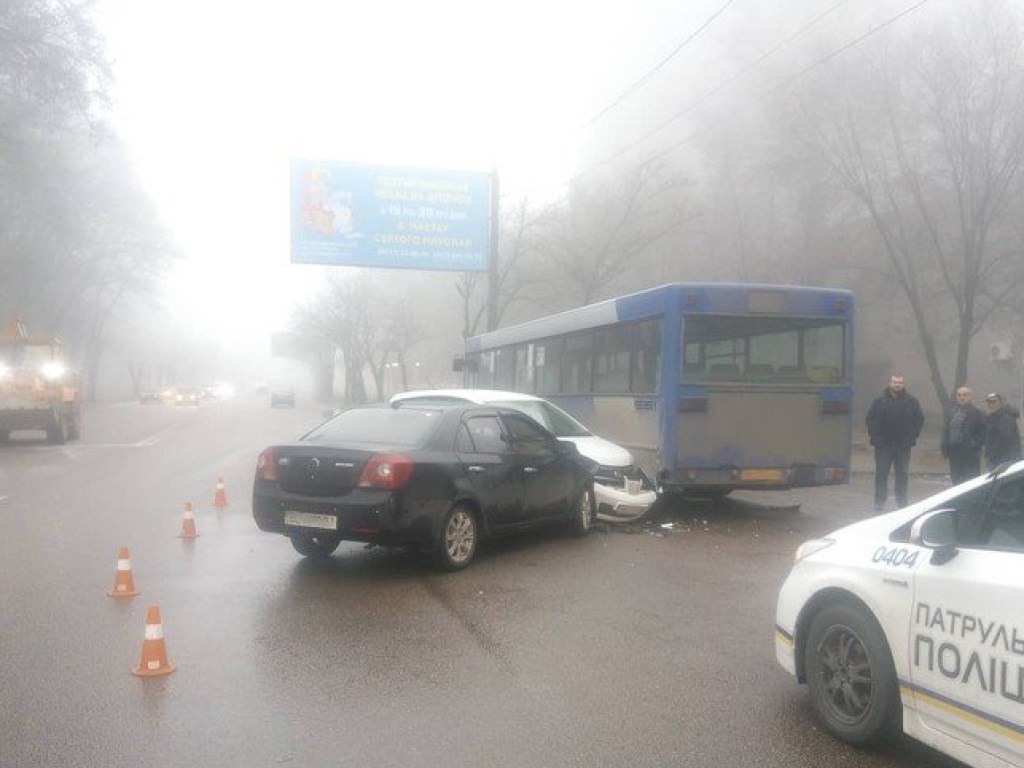 В Николаеве произошло тройное ДТП: столкнулись автобус и два легковых автомобиля (ФОТО)