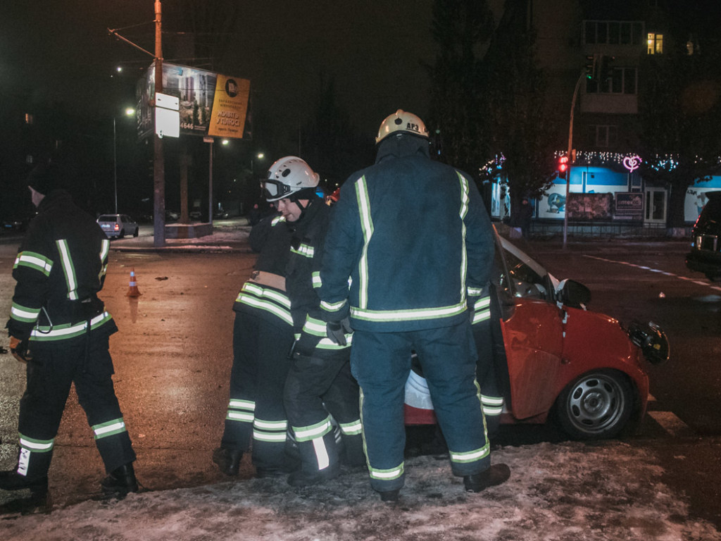 В Киеве на улице Героев Севастополя столкнулись Smart и Lexus (ФОТО, ВИДЕО)