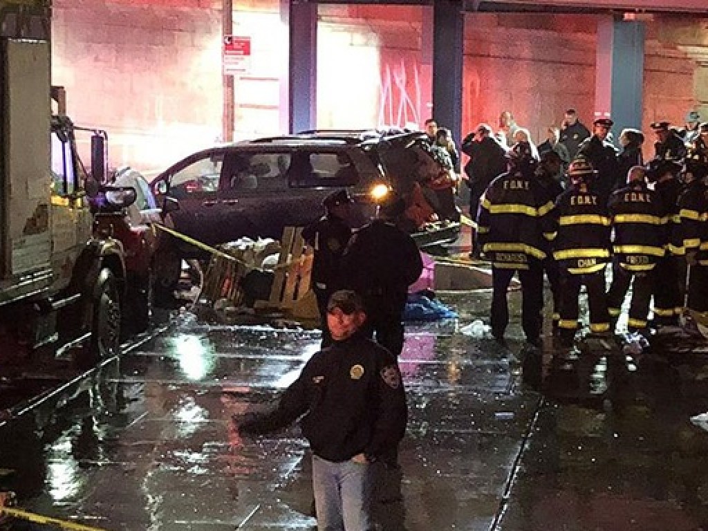 В Нью-Йорке шесть человек пострадали в результате наезда автомобиля (ФОТО, ВИДЕО)