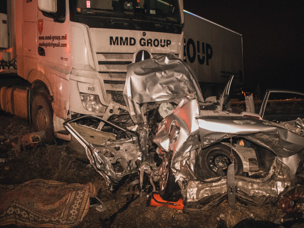 Под Киевом водитель Hyundai влетел в иностранную фуру и погиб (ФОТО, ВИДЕО)