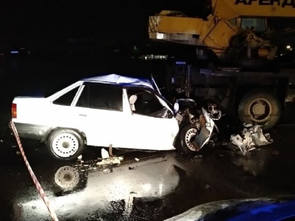 Водитель Opel влетел под колеса строительного крана у ТЦ «Эпицентр» в Днепре (ФОТО)
