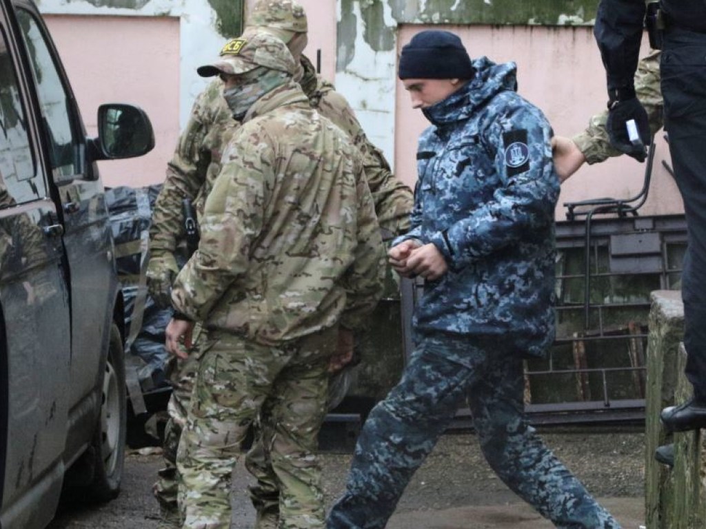 Суд на два месяца арестовал 12 украинских моряков 