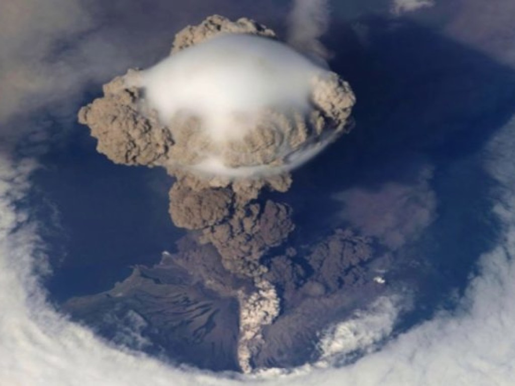 На Курилах просыпается огромный вулкан Эбеко