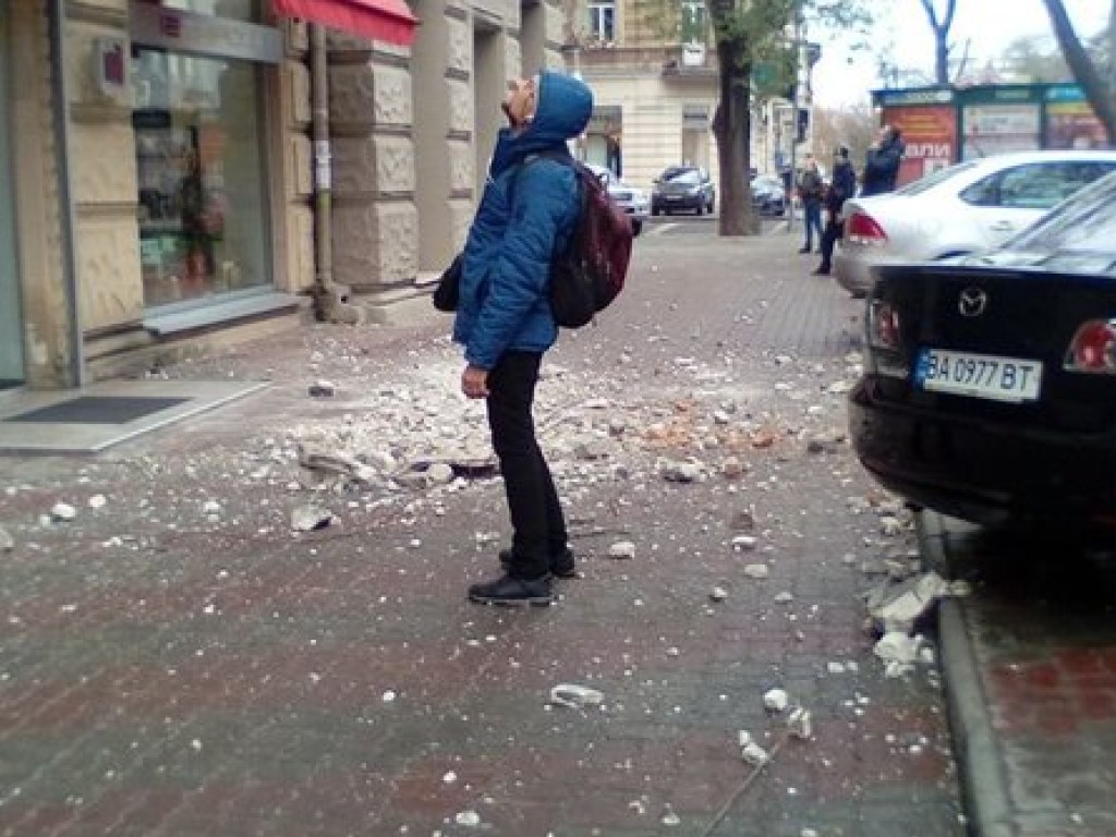 В центре Одессы рушится здание, камни летят на прохожих (ФОТО)