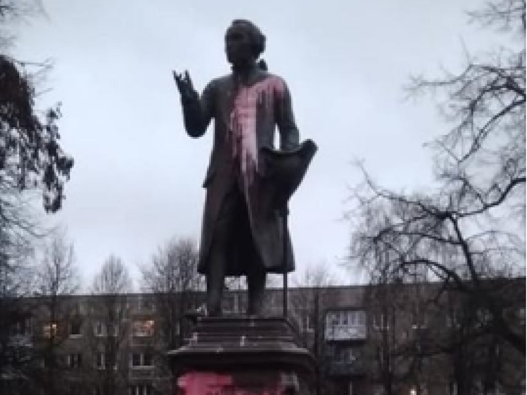 В Калининграде облили краской памятник Канту (ФОТО)