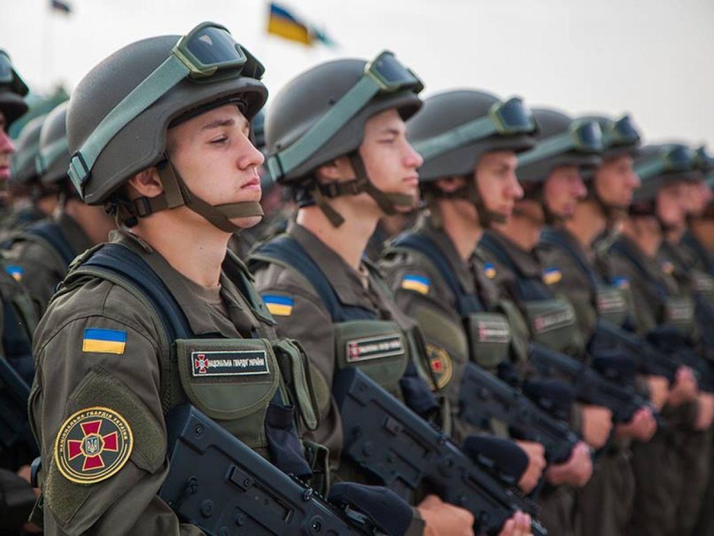 В Украине вступило в силу предложенное Порошенко временное военное положение (список областей)